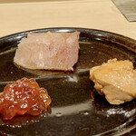 鮨 はしもと - 珍味3点
      ◎藁で燻した白カジキはさっぱりとした生ハム。
      ◎筋子味噌漬けのねっとりとした中に弾ける柔らかなプチプチ感が良きかな♪
      ◎あん肝は雑味がなく濃厚な味わいと舌触りの良さが秀逸です♪
