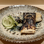 鮨 はしもと - 福岡の海鰻と酢橘スライス
      酢橘をスライスし塩揉みしたさっぱりとしたほろ苦さが、直焼の鰻の香ばしさに呼応して見事な組合せです！
      皮がパリッとした鰻は四日寝かせて水分が程良く抜け旨みが凝縮しています。