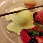 フォーシーズン・ダイニングルーム - 10/15　クレームダンジュ　カシスとベリーのソルベ　メープルフィナンシュ