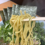 横浜らーめん 武蔵家 - 短めの麺で食べやすい。