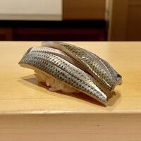 鮨 はしもと - 天草のコハダ
                    美しいフォルムです♪
                    脂の乗ったコハダをしっかりと酢で締めた塩梅も良く、赤酢のシャリとの相性が絶妙、とても良い味わいです。