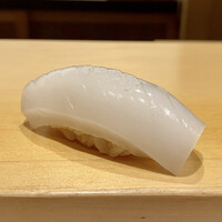 鮨 はしもと - スミイカ
                    サックリとした歯触りがなんとも素敵です。
                    酢橘を搾り塩をチョンチョン、細かく入れた包丁から舌にイカの甘みがスゥーと感じられます。