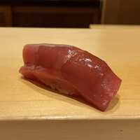 鮨 はしもと - 塩釜の鮪 赤身 150kg
                      スッキリとした味わいの中に程よく感じられる酸味、はしもとさんの赤酢のシャリとのバランスの良さが際立ちます！