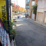 まるさん松本 - 店の前の坂