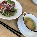 Bisutoro Pari Shokudou - ランチのサラダとスープ