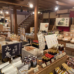 伊勢路名産味の館 - 店内はひろ〜い空間に特産品がいっぱい！セレクトショップみたいな感じ。
