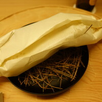 東山 緒方 - 紙に包まれた松茸