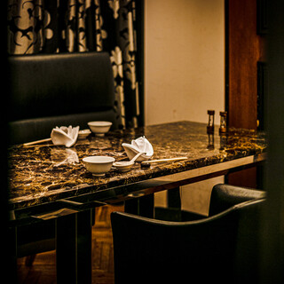 最大６名様と８名様２つの個室がございます。