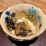 馳走 啐啄一十  - 炙り舞茸 蒸し渡り蟹 白芋茎：自家製ポン酢と岩塩で