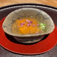 馳走 啐啄一十  - 蝦夷馬糞雲丹 羅臼昆布出汁ジュレ掛け 紫蘇の花載せ