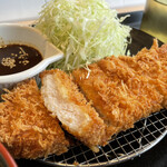 Matsunoya - 味噌ロースカツ定食
                        カツは厚みがありつつ柔らかくて美味い