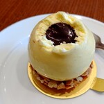 オーボンヴュータン - ベルエレーヌの上部を食べるとチョコソース  その下に洋梨のコンポート 全部一緒に食べるととても美味しい