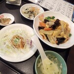 栄翔 - ランチ　豚肉とキクラゲの玉子炒め　サラダ、副菜、御新香、スープ、デザートつき