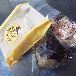 大竹菓子舗 - 左より:魔女のチーズサンド¥180·チョコシュークリーム¥150·シュークリーム¥130