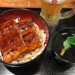 名代 宇奈とと - キャーーー！！！鰻丼ダブルと肝吸い ¥1000+¥160。
            
            丼は旅館のコースで出る蕎麦の器みたい。
            
            白メシ大盛り無料  
            
            オイラは普通で。
            
            
            ではいただきましょう。
            
            
            いざ！
            
            
            
