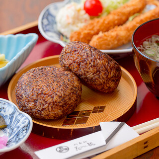 継ぎ足しの八丁味噌で焼き上げる、伝統の「焼きおにぎり」