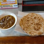 アジアンインド&パキスタンフード - マトンカレーのセット750円　ナンバージョン　市販のナンとの事。11月からはここで焼くらしいです(･ิω･ิ)