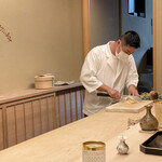 道人 - 松茸をスライスするご主人。