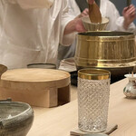 道人 - 炊き込まない松茸ご飯: 松茸のシャキシャキ感がしっかり残っています。新鮮だからこそ出来る調理法だそう。我が家の松茸を探しながら食べる松茸ご飯が虚しく思い出されました。