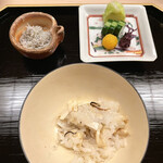 道人 - 松茸ご飯　しらすじゃこ　香の物: 黄色の球が大根おろしではなく　唐墨だったことに驚きです。