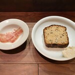 セルサルサーレ - サラダゴボウのサワード・ブレッド 味醂粕のバター ブレザオラのオープン・サンド