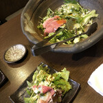 TODOROKI - 肉もドレッシングもサイコーのサラダ