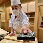 日本橋蛎殻町 すぎた - 焼き帆立の海苔巻き