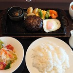 Kameria Hiruzu Kantori-Kurabu Resutoran - ビーフハンバーグステーキ