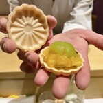 銀座 しのはら - フォアグラとマンゴーとパッションフルーツとシャインマスカットの最中