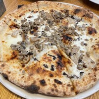 PIZZERIA　37 - トリュフ！ポルチーニ！ソーセージ！　クルミは目立たない