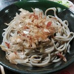 栄庵 - 最初は鰹節だけかかってます