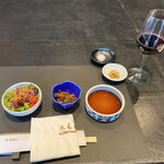 近江牛 毛利志満 近江八幡本店 - サラダ、牛しぐれ煮、ポン酢、揚げニンニク、塩、グラスワイン(赤)