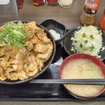 Densetsu No Sutadonya - すたみな特盛Wホルモン焼肉丼赤(期間限定)飯増し+プチサラダ
