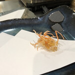 天麩羅 やぎ - んめっちゃ美味いめっちゃ大好き、やっぱ天ぷらはこれから始まらなきゃな海老の頭。ビールがグビッ✨