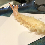 天麩羅 やぎ - 海老　最高。いつも思うのですけれど、やぎさんの天ぷらってほんと中身がフワフワなんだよなあ。でもちゃんと熱が入って半生な感じじゃない。すごい美味しいんだよなあ。