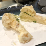 天麩羅 やぎ - 松茸〜！！！！酢橘を挟んで下さっていて、素晴らしい秋の香り。まじ嬉しくて美味しくて、ちょっと昇天しそうでした笑