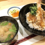 天麩羅 やぎ - 〆のミニ天丼となめこのお味噌汁！！すっごい美味しい〜〜❣️✨ミニなのか！？笑でもスルッと入っちゃうんですね〜〜