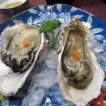 すし豊 - 三重県産の岩牡蠣、小ぶりですが、味が濃厚。