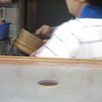 すし豊 - 川蟹をするお弟子さん。