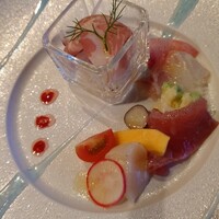 鉄板焼 RURI (アートホテル大阪ベイタワー) - 前菜は生ハムと魚介のカルパッチョ的な。
