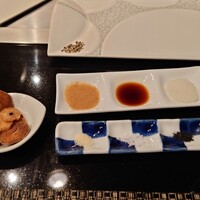 鉄板焼 RURI (アートホテル大阪ベイタワー) - ガーリックが厚めで大きい！青森のものだとか。薬味もいろいろ〜が、嬉しい。さすが高級店｡