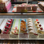 岡田屋 - 右から4列目までがバタークリームケーキ