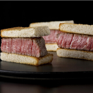 「厚切り和牛ハラミ」名物「シャトーブリアンサンド」