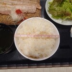 Yakiniku Toraji - サムギョプサル定食（ご飯大盛り+100円）1450円　お茶碗の直径13cm