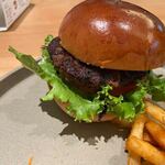 BBM - ハンバーガーは牛肉をギュッと詰め込んだような肉々しいパティを使ったハンバーガーでした。