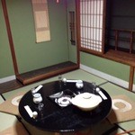 太郎 - 趣のある部屋と、コンロ付きのテーブル