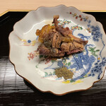 道人 - スッポン: 最初何だかわからなかったぐらい珍しい調理法のスッポン。中はレアー感たっぷりで　感動的な美味しさです！また添えの山椒も京都ならではの質の良さで風味たっぷり！