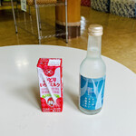 七里田温泉館 - 左:みどり いちごミルク(九州乳業株式会社)
            右:すっぱやさしい炭酸泉水ソーダ(九州アルプス商工会)