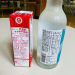 七里田温泉館 - 左:みどり いちごミルク(九州乳業株式会社)
            右:すっぱやさしい炭酸泉水ソーダ(九州アルプス商工会)