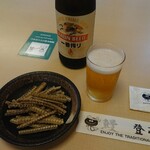 登亭 - うなボンをアテに狼煙 (瓶ビール) を。うなボンの塩加減が中々。